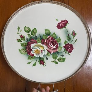 ถาดกระเบื้องโบราณใบใหญ่ที่สุด  ขนาด เส้นผ่าศูนย์กลาง 20" ลายดอกกุหลาบบานสีแดง4ดอกขาว1ดอก สวยงามสมบูรณ์มาก - Image 4