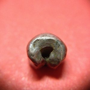 พดด้วงเม็ดเฟื้อง ตราดอกไม้คล้ายหัวลูกศรหันหัวลงมีจุดสามจุดที่ปลายศร สมัย ร.1 (ผลิตในงานพระราชพิธีสตสดก มหาทาน) เม็ดที่ 1 - Image 2