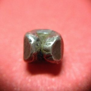 พดด้วงเม็ดเฟื้อง ตราดอกไม้คล้ายหัวลูกศรหันหัวลงมีจุดสามจุดที่ปลายศร สมัย ร.1 (ผลิตในงานพระราชพิธีสตสดก มหาทาน) เม็ดที่ 1 - Image 3