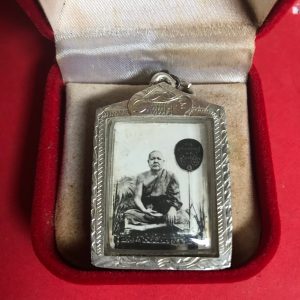 รูปถ่ายเก่าหลวงพ่อนุ้ย วัดคุ้งยาง อ.สวรรคโลก ด้านหลังเป็นภาพเจดีย์คมชัดสวยงาม เลี่ยมพลาสติกอยู่ในกรอบเงินแกะลายยกซุ้ม - Image 2