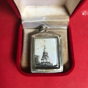 รูปถ่ายเก่าหลวงพ่อนุ้ย วัดคุ้งยาง อ.สวรรคโลก ด้านหลังเป็นภาพเจดีย์คมชัดสวยงาม เลี่ยมพลาสติกอยู่ในกรอบเงินแกะลายยกซุ้ม - Image 4