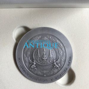 เหรียญพระราชพิธีบรมราชาภิเษก ร.10 เนื้อเงินรมดำพ่นทราย 4 พฤษภาคม 2562 หน้าเหรียญ 1,000 บ.นำ้หนัก 70 กรัมสมบูรณกล่องใบเซอร์ - Image 2