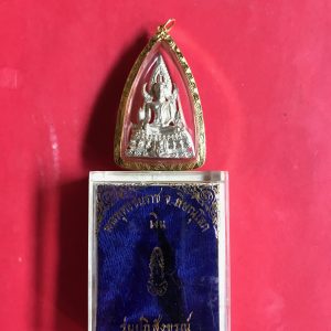 พระพุทธชินราชเนื้อเงิน รุ่น ปฏิสังขรณ์วัดพระศรีมหาธาตุวรมหาวิหาร จ.พิษณุโลกปี 2530  เลี่ยมทองยกซุ้ม สวยงามพร้อมใช้ - Image 2