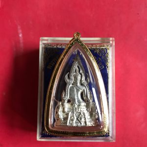 พระพุทธชินราชเนื้อเงิน รุ่น ปฏิสังขรณ์วัดพระศรีมหาธาตุวรมหาวิหาร จ.พิษณุโลกปี 2530  เลี่ยมทองยกซุ้ม สวยงามพร้อมใช้ - Image 3