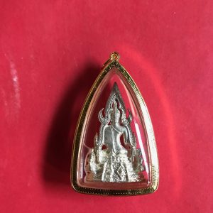 พระพุทธชินราชเนื้อเงิน รุ่น ปฏิสังขรณ์วัดพระศรีมหาธาตุวรมหาวิหาร จ.พิษณุโลกปี 2530  เลี่ยมทองยกซุ้ม สวยงามพร้อมใช้ - Image 4