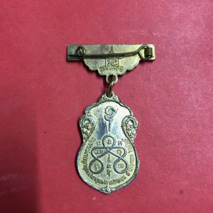 เหรียญขอเบ็ดหลวงปู่เอี่ยม(วัดหนัง)ยันต์ 5 งานผูกพัทธสีมา วัดโคนอน 1 เมษายน 2515 (หลวงปู่โต๊ะปลุกเสก)กะไหล่ทองเดิมๆพร้อมเข็มประดับสวยคมชัดมากๆ - Image 2