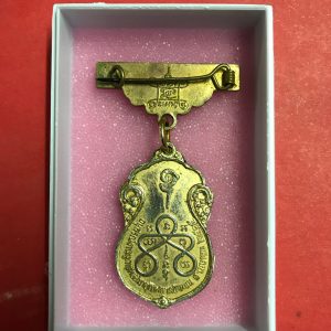 เหรียญขอเบ็ดหลวงปู่เอี่ยม(วัดหนัง)ยันต์ 5 งานผูกพัทธสีมา วัดโคนอน 1 เมษายน 2515 (หลวงปู่โต๊ะปลุกเสก)กะไหล่ทองเดิมๆพร้อมเข็มประดับสวยคมชัดมากๆ - Image 4