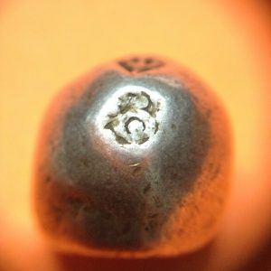 พดด้วงรัตนโกสินทร์เม็ดบาทสมัย ร. 4 พ.ศ.2394-2411 ( ตรามงกุฎ-กรงจักร ) เม็ดนี้มี ลงจาร (เม็ดที่ 4) - Image 2