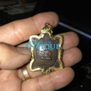 เหรียญพญาเต่าเรือน หลวงปู่หลิว ออกวัดสนามเย้ ปี17 บล็อกนิยมยันต์เขยื่อน เลี่ยมทองสวยงามพร้อมใบเซอร์ - Image 2