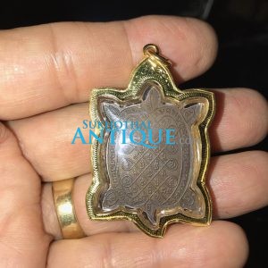 เหรียญพญาเต่าเรือน หลวงปู่หลิว ออกวัดสนามเย้ ปี17 บล็อกนิยมยันต์เขยื่อน เลี่ยมทองสวยงามพร้อมใบเซอร์ - Image 3