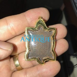 เหรียญพญาเต่าเรือน หลวงปู่หลิว ออกวัดสนามเย้ ปี17 บล็อกนิยมยันต์เขยื่อน เลี่ยมทองสวยงามพร้อมใบเซอร์ - Image 4