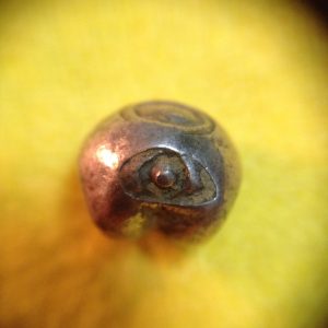 พดด้วงเม็ดสลึงตรากระต่ายอ้วน-หอยสังข์ สุโขทัย สวยงามดูคลาสสิก หายากมาก มาก  เม็ดที่ 3 - Image 2