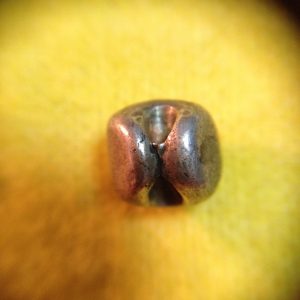 พดด้วงเม็ดเฟื้อง ตราดอกไม้คล้ายหัวลูกศรหันหัวลงมีจุดสามจุดที่ปลายศร สมัย ร.1 (ผลิตในงานพระราชพิธีสตสดก มหาทาน) เม็ดที่ 2 - Image 2