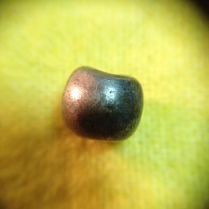 พดด้วงเม็ดเฟื้อง ตราดอกไม้คล้ายหัวลูกศรหันหัวลงมีจุดสามจุดที่ปลายศร สมัย ร.1 (ผลิตในงานพระราชพิธีสตสดก มหาทาน) เม็ดที่ 2 - Image 4