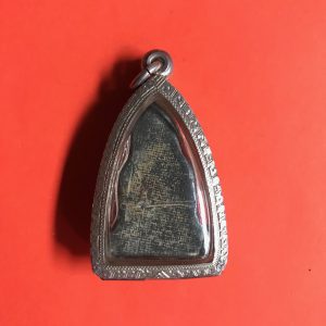 พระร่วงนั่งกรุลพบุรีเนื้อชินหลังลายผ้า เลี่ยมเงินหนาเปิดฝาได้ - Image 2