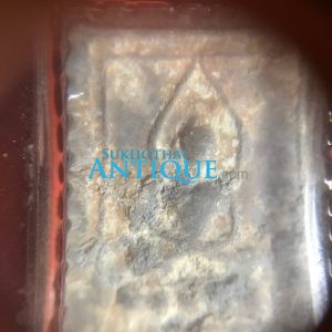 พระหลวงปู่ศุขวัดปากคลองมะขามเฒ่าเนื้อชินตะกั่ว พิมพ์บัวห้าเม็ดหลังยันต์นูน (ยันต์สี่) เลี่ยมพลาสติกเก่าสวยเดิมๆ - Image 2