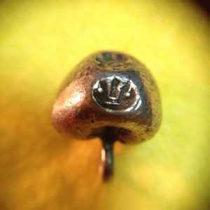 พดด้วงเม็ดสลึงรัตนโกสินทร์ ตราปราสาท-ตราจักร สมัยร.3  สวยงามหายาก มีห่วงเชื่อมติด  เม็ดที่  2 - Image 2