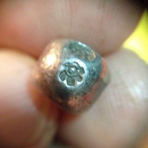 พดด้วงเม็ดสลึงรัตนโกสินทร์ ตราปราสาท-ตราจักร สมัยร.3  สวยงามหายาก มีห่วงเชื่อมติด  เม็ดที่  2 - Image 3