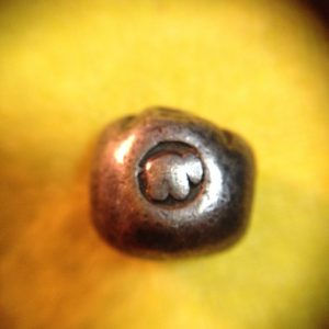 พดด้วงเม็ดสลึงตราช้างการ์ตูน-หอยสังข์ สุโขทัยมีบาก ( หายากมาก มาก ) - Image 4