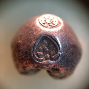 พดด้วงเม็ด 1 บาทสมัยพระเจ้าปราสาททองปี พ.ศ. 2173-2198 ตรา พุ่มข้าวบิณฑ์จอมปราสาท เป็นรูป 7 จุดอยู่ภายในกรอบ สวยคมชัดมากๆ (เม็ดที่ 1) - Image 2