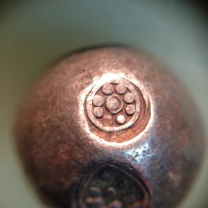 พดด้วงเม็ด 1 บาทสมัยพระเจ้าปราสาททองปี พ.ศ. 2173-2198 ตรา พุ่มข้าวบิณฑ์จอมปราสาท เป็นรูป 7 จุดอยู่ภายในกรอบ สวยคมชัดมากๆ (เม็ดที่ 1) - Image 3