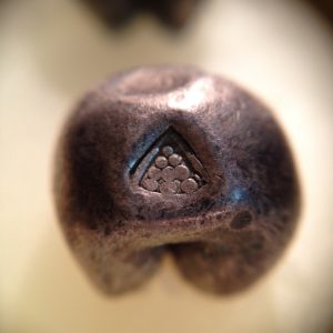 พดด้วงเม็ด 1 บาทสมัยสมเด็จพระที่นั่งสุริยาศน์อมรินทร์ (เจ้าฟ้าเอกทัศน์)  พ.ศ.2302-2310) เรียกตราราชวัตร จุด 9 จุดเรียง 4 แถวอยุ่ในกรอบ เม็ดที่ 1 - Image 3