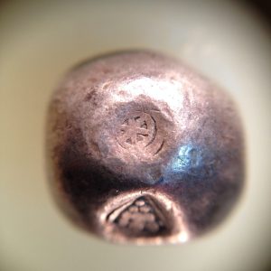 พดด้วงเม็ด 1 บาทสมัยสมเด็จพระที่นั่งสุริยาศน์อมรินทร์ (เจ้าฟ้าเอกทัศน์)  พ.ศ.2302-2310) เรียกตราราชวัตร จุด 9 จุดเรียง 4 แถวอยุ่ในกรอบ เม็ดที่ 1 - Image 4