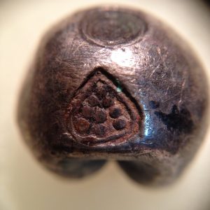 พดด้วงเม็ด 1 บาทสมัยสมเด็จพระที่นั่งสุริยาศน์อมรินทร์ (เจ้าฟ้าเอกทัศน์)  พ.ศ.2302-2310) เรียกตราราชวัตร จุด 9 จุดเรียง 4 แถวอยุ่ในกรอบ เม็ดที่ 2 - Image 2