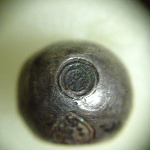 พดด้วงเม็ด 1 บาทสมัยสมเด็จพระที่นั่งสุริยาศน์อมรินทร์ (เจ้าฟ้าเอกทัศน์)  พ.ศ.2302-2310) เรียกตราราชวัตร จุด 9 จุดเรียง 4 แถวอยุ่ในกรอบ เม็ดที่ 2 - Image 3