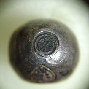 พดด้วงเม็ด 1 บาทสมัยสมเด็จพระที่นั่งสุริยาศน์อมรินทร์ (เจ้าฟ้าเอกทัศน์)  พ.ศ.2302-2310) เรียกตราราชวัตร จุด 9 จุดเรียง 4 แถวอยุ่ในกรอบ เม็ดที่ 2 - Image 4