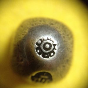 พดด้วงรัตนโกสินทร์เม็ดบาทสมัย ร.3 พ.ศ.2367-2394 ( ตราปราสาท-กรงจักร ) เม็ดนี้รูปปราสาทมีความแปลกมากๆ (เม็ดที่ 1) - Image 2