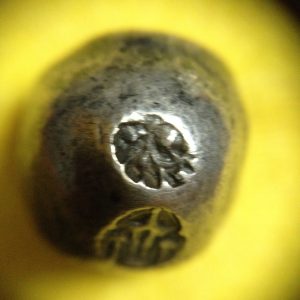 พดด้วงรัตนโกสินทร์เม็ดบาทสมัย ร.3 พ.ศ.2367-2394 ( ตราปราสาท-กรงจักร ) ตราปราสาทสวยงามคมชัดมากๆ (เม็ดที่ 2) - Image 2