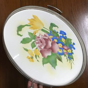 ถาดกระเบื้องโบราณขนาด สผ 18"  ลายดอกกุหลาบสีชมพูใหญ่ 1 ดอกทิวลิปเหลือง 1 ดอกและรวมช่อนำ้เงินเหลืองสมบูรณ์สวยงามมากๆ - Image 2