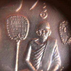 เหรียญเนื้อทองแดงหลวงพ่อเงินวัดบางคลานปี พ.ศ.2516 หลังหลวงกรมหลวงชุมพรกะไหล่เดิม เลี่ยมอยู่ในกรอบพลาสติก สวยงามคมชัด - Image 3