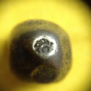 พดด้วงรัตนโกสินทร์เม็ดบาทสมัย ร.2 พ.ศ.2352-2367 (ตราครุฑ-กรงจักร ) ตราสวยงามเม็ดที่ 2 - Image 2