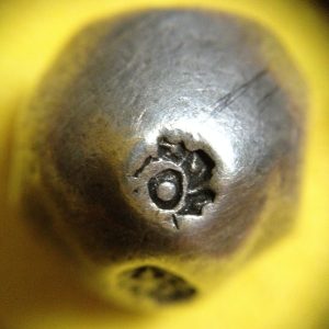 พดด้วงรัตนโกสินทร์เม็ดบาทสมัย ร.2 พ.ศ.2352-2367 (ตราครุฑ-กรงจักร )ตราครุฑสวยงามคมชัดมาก เม็ดที่ 3 - Image 2