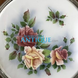 ถาดกระเบื้องโบราณสมัย ร.5 ขนาดสผ.18"ลายช่อดอกกุหลาบบานสีแดงอมชมพูเหลือง 3 ดอกใหญ่ สายงามสมบูรณ์มากๆ - Image 2