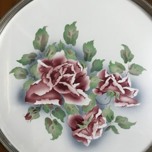 ถาดกระเบื้องโบราณสมัย ร.5 ขนาดสผ.18"ลายช่อดอกกุหลาบสีชมพูอมขาวบาน 3 ดอก ตูม1 ดอก สายงามสมบูรณ์มากๆ - Image 2