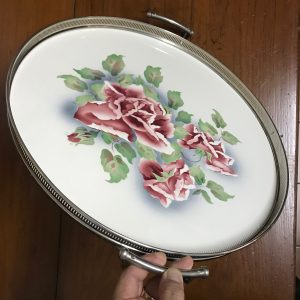 ถาดกระเบื้องโบราณสมัย ร.5 ขนาดสผ.18"ลายช่อดอกกุหลาบสีชมพูอมขาวบาน 3 ดอก ตูม1 ดอก สายงามสมบูรณ์มากๆ - Image 3