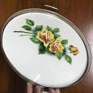 ถาดกระเบื้องโบราณสมัย ร.5 ขนาดสผ.16"ลายช่อดอกกุหลาบสีเหลืองบาน 2 ดอก ตูม1 ดอก มีร้าว 1 เส้น - Image 3