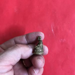 หล่อหลวงปู่ต้วนวัดสวัสติการาม อ.สวรรคโลก กลีบบัว อุดกริ่ง เนื้อทองเหลือง ปี 2540 - Image 3