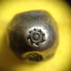 พดด้วงรัตนโกสินทร์เม็ดบาทสมัย ร.1 พ.ศ.2325-2352 (ตราอุณาโลม-กรงจักร )ตราสวยงามคลาสสิกตอกรอยเม็ดข้าวสารชัดเจน เม็ดที่ 5 - Image 2