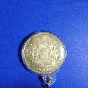 เหรียญเนื้อเงินหนึ่งบาท พระบรมรูป - ตราแผ่นดิน รัชกาลที่ 5 ร.ศ 122 ความสวยปรากฎสีรุ้งเดิมๆให้เห็น หายากครับสภาพนี้ เลี่ยมอยู่ในกรอบพลาสติก - Image 2