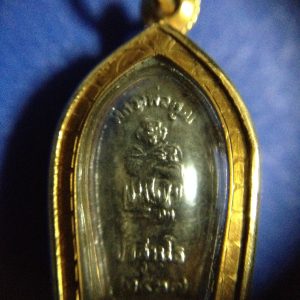 พระปรกใบมะขามหลวงพ่อคูณปี37 เลี่ยมทองคำ (ด้านหลังนั่งสูบบุหรี่) - Image 2