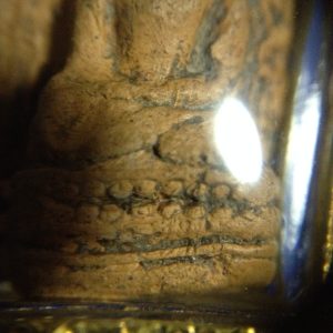 พระคงลำพูน กรุวัดพระคงฤๅษี เนื้อดินแดงกรุเดียวกับพระรอด เนื้อมะขามเปียกหนึกนุ่มเก่าใบโพธิ์เม็ดบัวคม อายุ1300ปีเลี่ยมทองหนาเก่า - Image 4