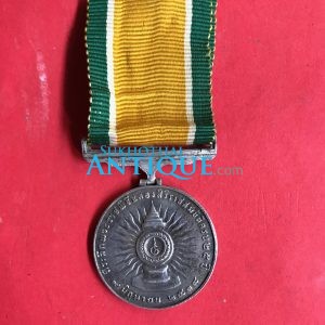 เหรียญเงินที่ระลึกพระราชพิธีฉลองสิริราชสมบัติครบ 25 ปีแนวตั้งพร้อมแพรแถบเหร๊ยญสวยงามคมชัดมากๆ ผลิต 9 มิถุนายน 2534 เหรียญที่ 2 - Image 3