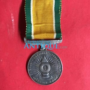 เหรียญเงินที่ระลึกพระราชพิธีฉลองสิริราชสมบัติครบ 25 ปีแนวตั้งพร้อมแพรแถบเหร๊ยญสวยงามคมชัดมากๆ ผลิต 9 มิถุนายน 2534 เหรียญที่ 2 - Image 4