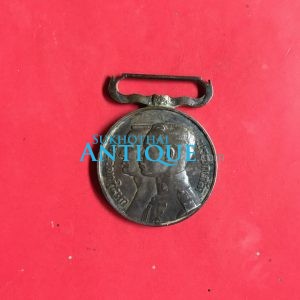 เหรียญเฉลิมพระนครร้อยห้าสิบปี พ.ศ.2325 - 2475 เนื้อเงิน (หน้าเหรียญ พระพุทธยอดฟ้า - พระปกเกล้า) - Image 1