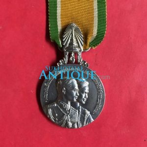 เหรียญเสด็จพระราชดำเนินเยือนสหรัฐอเมริกาและทวีปยุโรป ร.9 เนื้อเงินพิมพ์ใหญ่ ปี 2503 ขอบแผ่นเสียงสวยงามคมชัด พร้อมแพรแถบ - Image 2