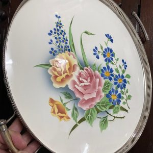 ถาดกระเบื้องโบราณขนาดสผ.16" ลายดอกกุหลาบบาน 3 ดอก มีชมพู 1ดอก เหลืองส้ม 2 ดอก และช่อนำ้เงินกลางเหลือง สวยงามสมบูรณ์ - Image 2